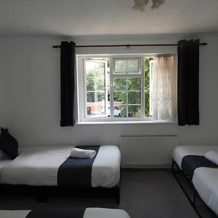 All Seasons Gatwick Guest House & Parking-2